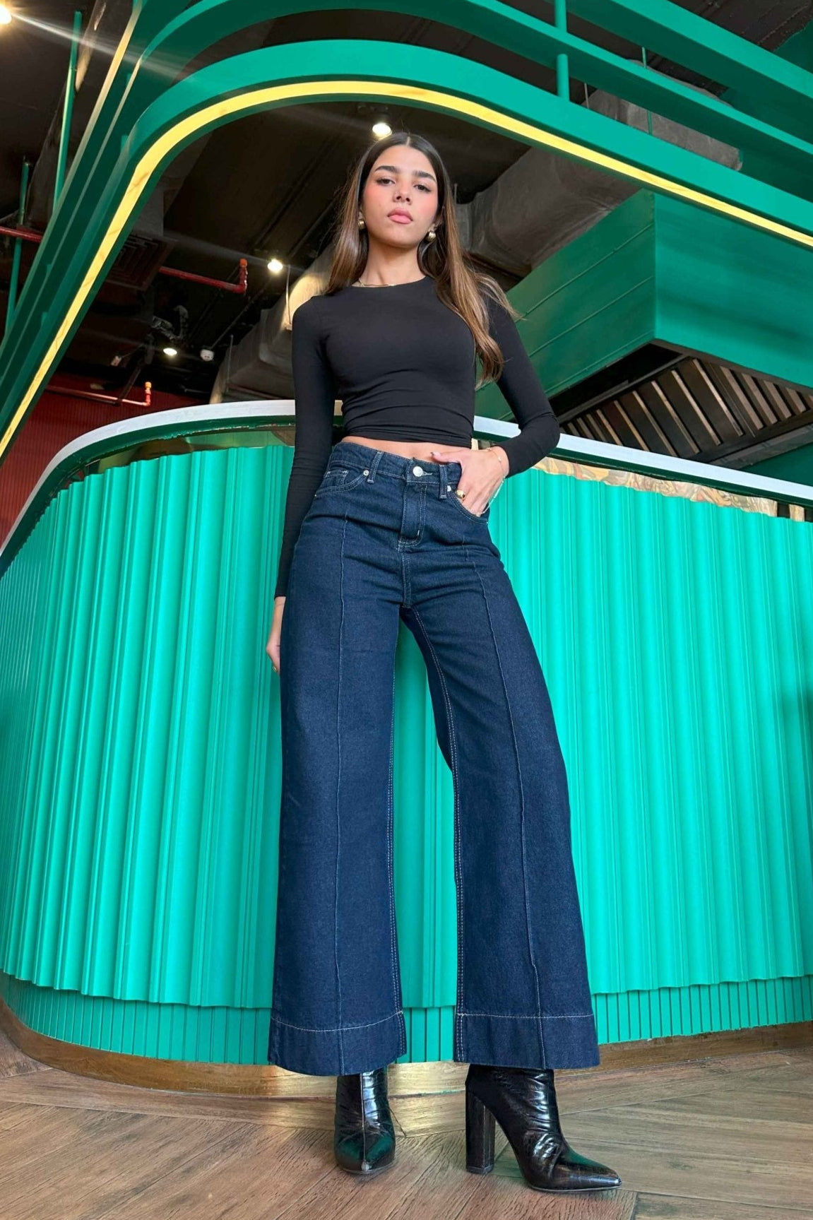 Cropped Wide Leg - Navy Blue Wash Jeans.