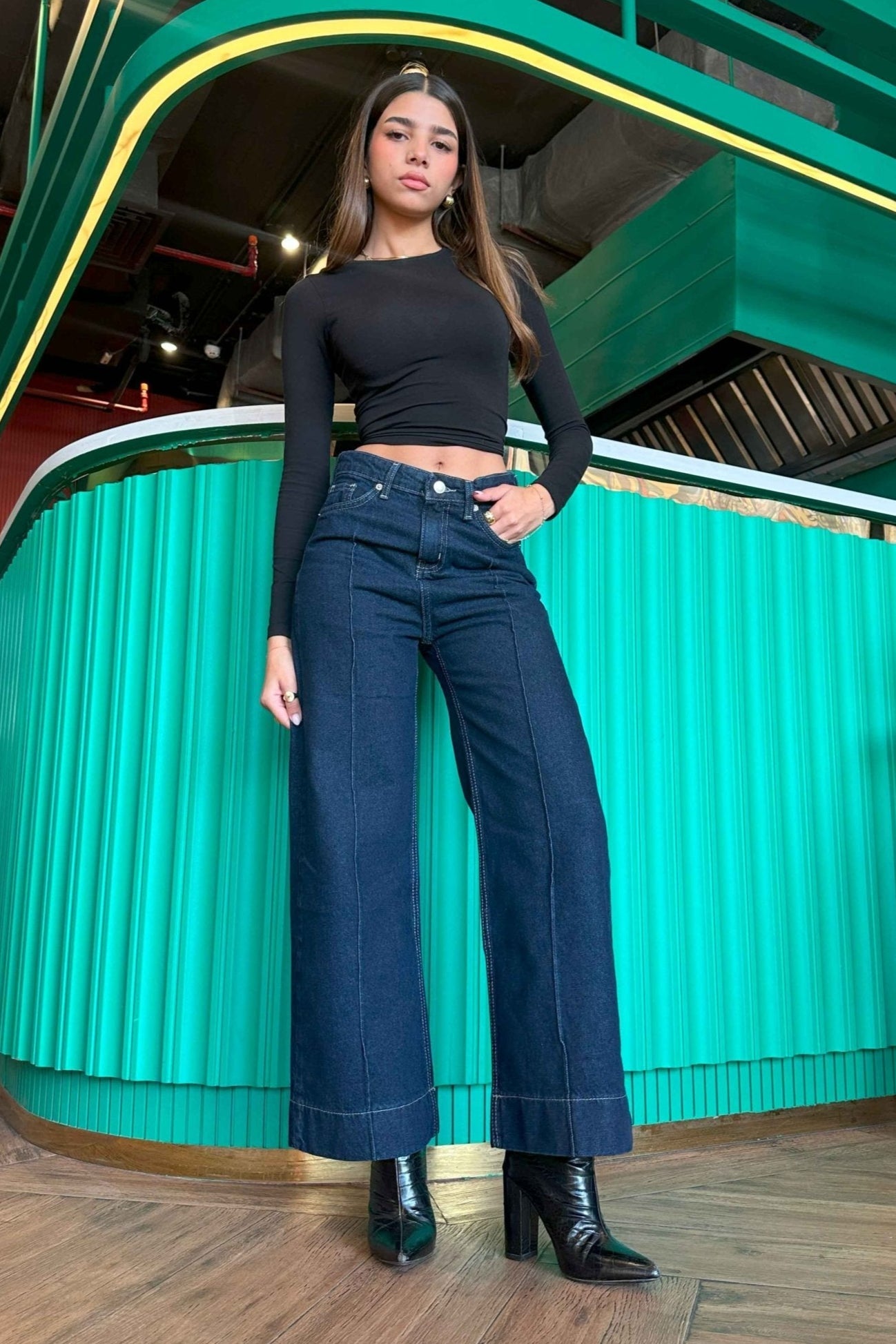 Cropped Wide Leg - Navy Blue Wash Jeans.